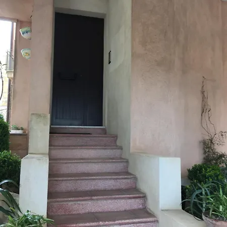 Fleurs Bed and Breakfast Έννα